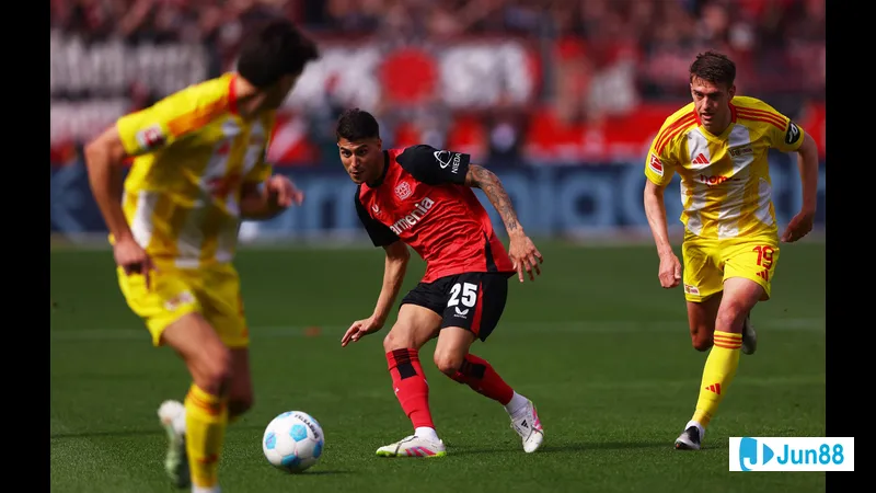 Cầu thủ Bayer Leverkusen đang cố gắng vượt qua cầu thủ Union Berlin trong trận đấu