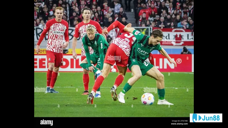 Cầu thủ của Monchengladbach chiến đấu quyết liệt với cầu thủ Freiburg trong trận đấu sôi động Cầu thủ của Monchengladbach chiến đấu quyết liệt với cầu thủ Freiburg trong trận đấu sôi…