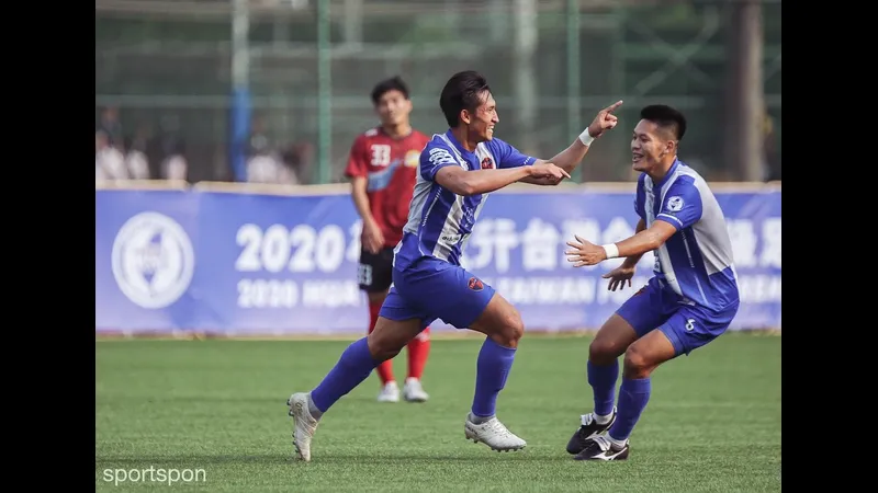 Cầu thủ của Taichung đang nỗ lực chuyền bóng qua hàng phòng ngự của Hang Yuen trong trận…