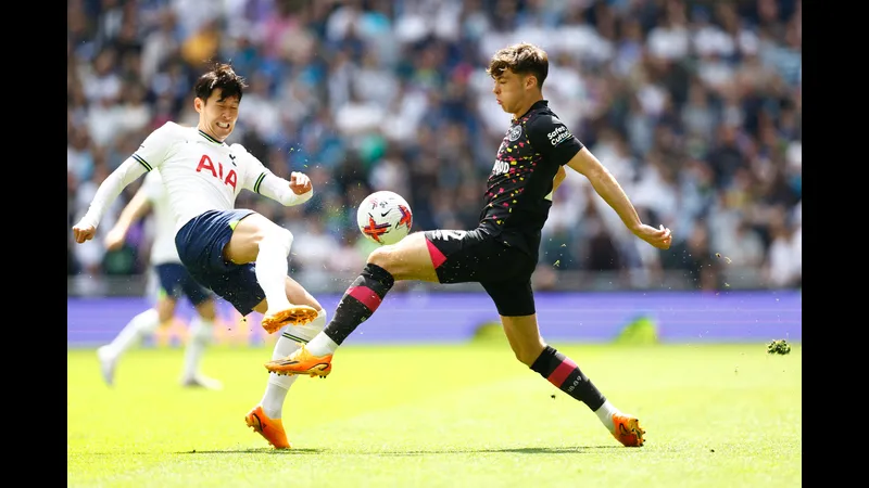 Cầu thủ Tottenham vượt qua hậu vệ Brentford trong trận đấu Cầu thủ Tottenham vượt qua hậu vệ Brentford trong trận đấu