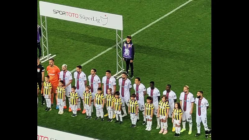 Cầu thủ Fatih Karagumruk cố gắng ngăn chặn đối thủ từ Kayserispor Cầu thủ Fatih Karagumruk cố gắng ngăn chặn đối thủ từ Kayserispor