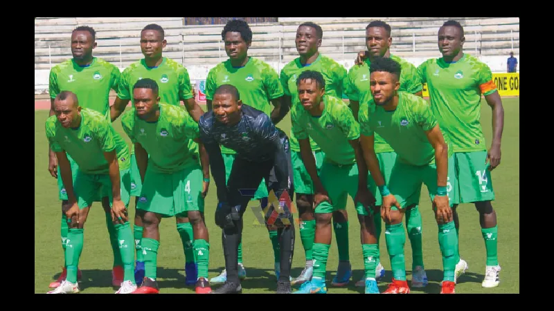 Cầu thủ Nasarawa United và Rivers United tranh chấp bóng trên sân cỏ Cầu thủ Nasarawa United và Rivers United tranh chấp bóng trên sân cỏ